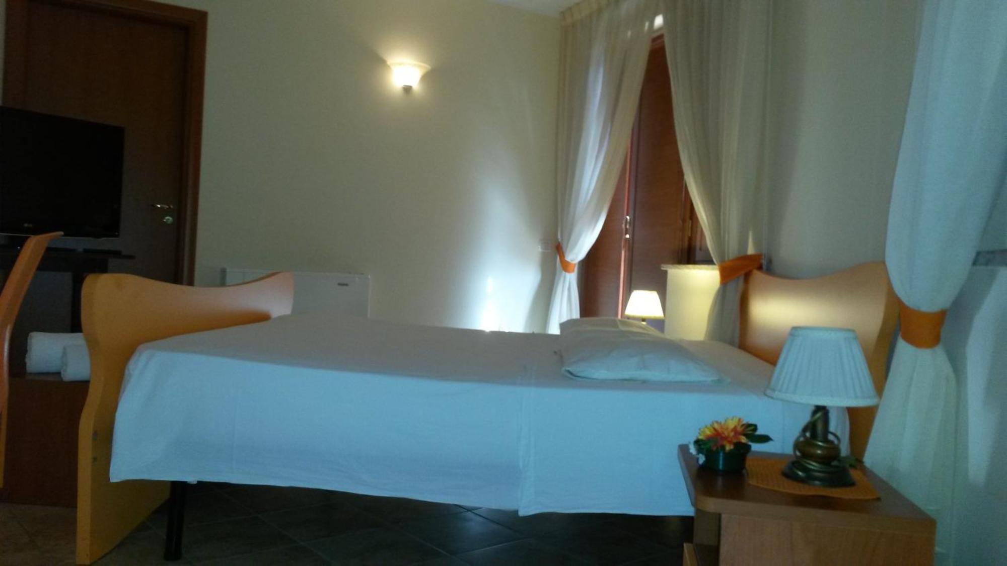 Hotel Il Baronetto Tarsia Room photo